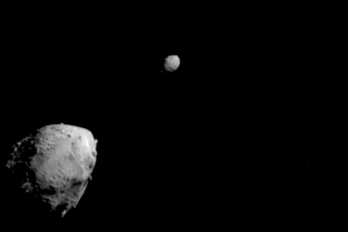DART 우주선이 충돌하기 2.5분 전 DRACO 이미저가 촬영한 소행성 디디모스(Didymo, 왼쪽)와 디모르포스(Dimorphos)의 모습. NASA/Johns Hopkins APL