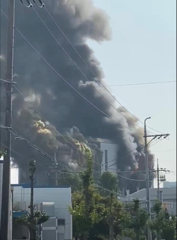 화성시 향남읍 한 약품 공장에서 폭발사고 발생, 연기가 치솟고 있다. 연합뉴스