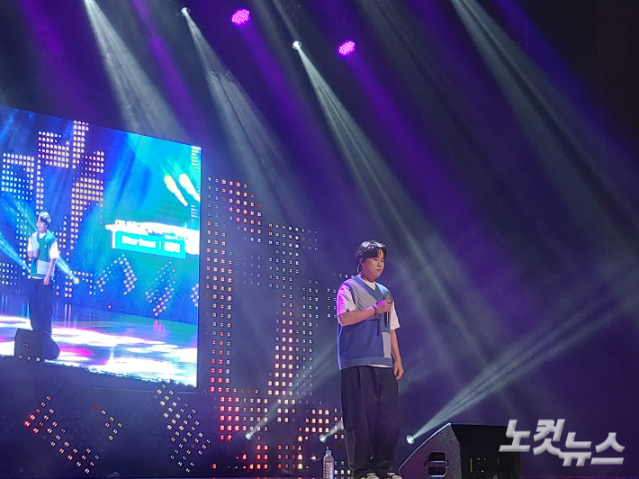 대전CBS 2022 대전교육가족을 위한 아름다운 음악회에서 가수 김동현이 노래하고 있다. 김미성 기자
