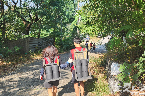 연탄 배달에 나선 봉사자들.