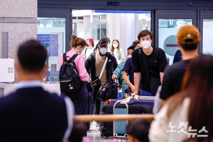 해외 입국자들의 1일차 유전자증폭(PCR) 검사 의무가 해제된 2일 인천공항 입국장에 여행객들로 붐비고 있다. 박종민 기자