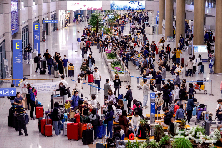 해외 입국자들의 1일차 유전자증폭(PCR) 검사 의무가 해제된 2일 인천공항 입국장에 관광객 및 입국자들로 붐비고 있다. 박종민 기자