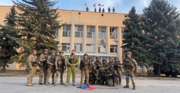 우크라이나군이 1일(현지시간) 리만에서 수복을 선언하고 있다. 연합뉴스 