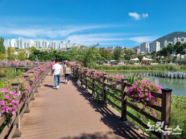 2일 부산시민공원에서 시민들이 산책하고 있다. 박진홍 기자