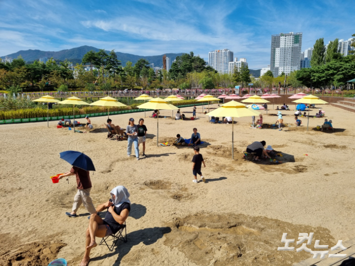 2일 부산시민공원 도심 백사장에서 아이들이 모래 놀이를 즐기고 있다. 박진홍 기자