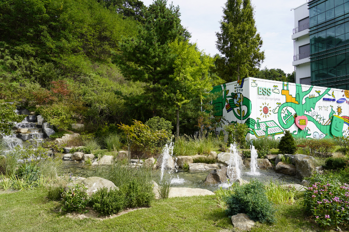 삼성SDI는 3일 '친(親)환경경영'을 선언했다. 사진은 삼성SDI 기흥 본사에 설치된 ESS(에너지저장시스템). 삼성SDI 제공