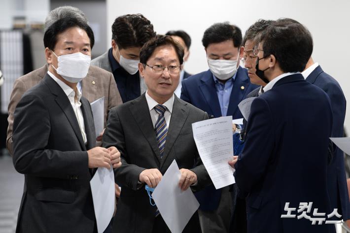 논의하는 윤석열정권 정치탄압대책위 박범계 위원장과 의원들