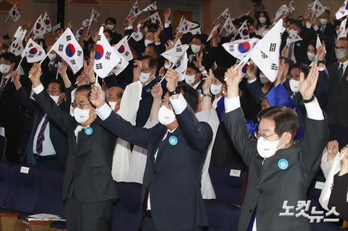 만세삼창하는 한덕수 국무총리-정진석 비대위원장-이재명 대표