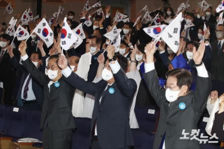 만세삼창하는 한덕수 국무총리-정진석 비대위원장-이재명 대표