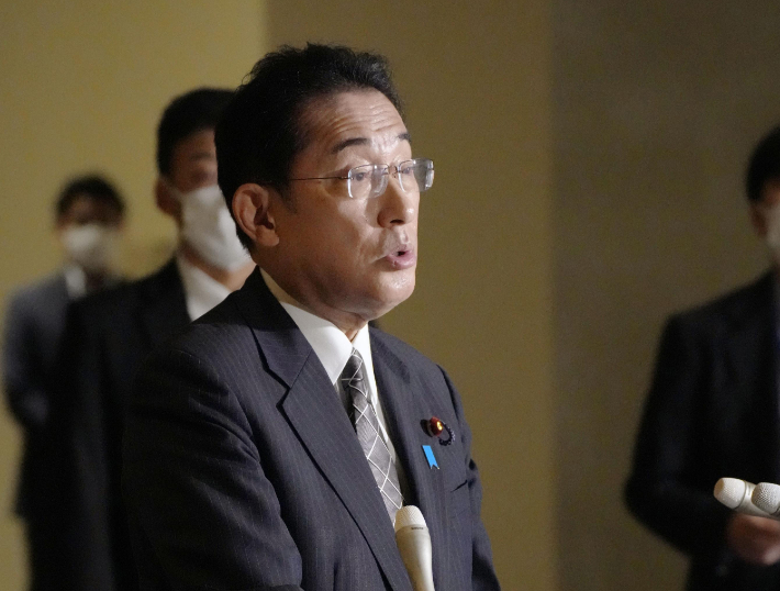 기시다 후미오 일본 총리가 지난 29일 오후 일본 총리관저에서 약식 기자회견을 하고 있다. 연합뉴스