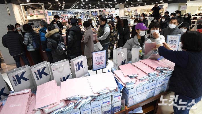 지난 2020년 2월 서울 시민들이 마스크를 구매하고 있다. 황진환 기자