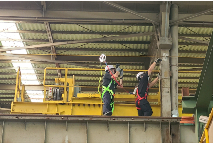 지난 9월 16일 현대비앤지스틸 사내에서 크레인 점검 작업 중 협착사고가 발생해 협력업체 50대 노동자 1명이 숨지고 1명이 부상을 입어 고용노동부 등이 현장 조사를 하고 있는 사진.  민주노총 경남본부 제공 