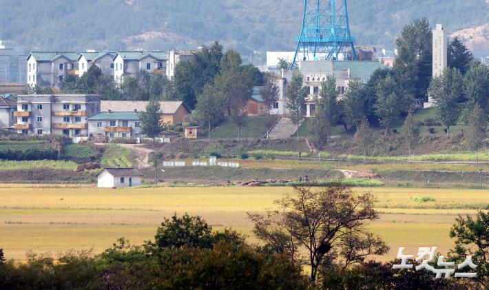 한적한 북측 기정동 마을