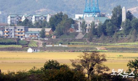 한적한 북측 기정동 마을