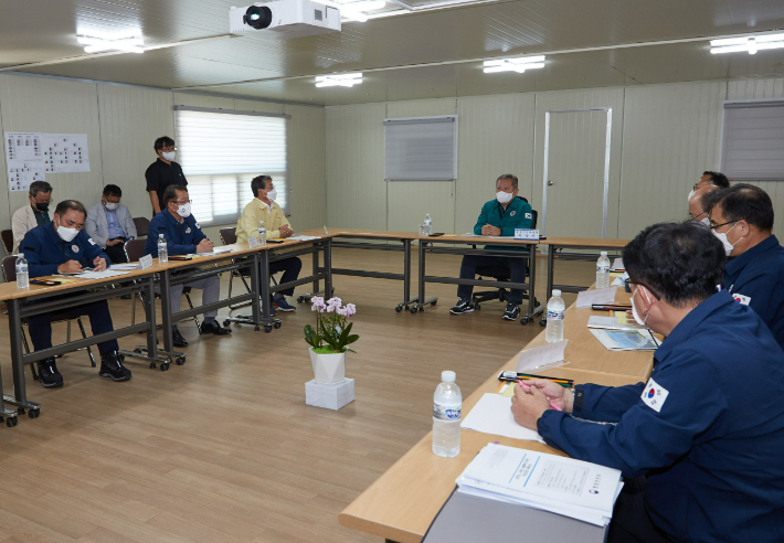 이상민 장관(가운데)이 구례 수해 복구 현장에서 회의하고 있다. 전라남도 제공