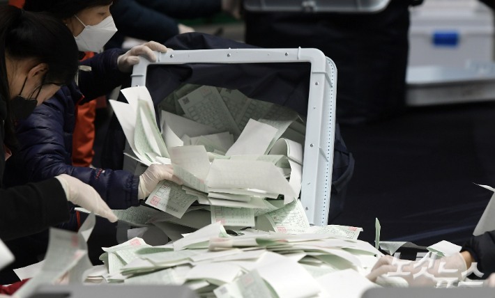 지난 제21대 국회의원선거 투표가 종료된 후 개표소에서 사무원들이 개표를 하고 있다.
