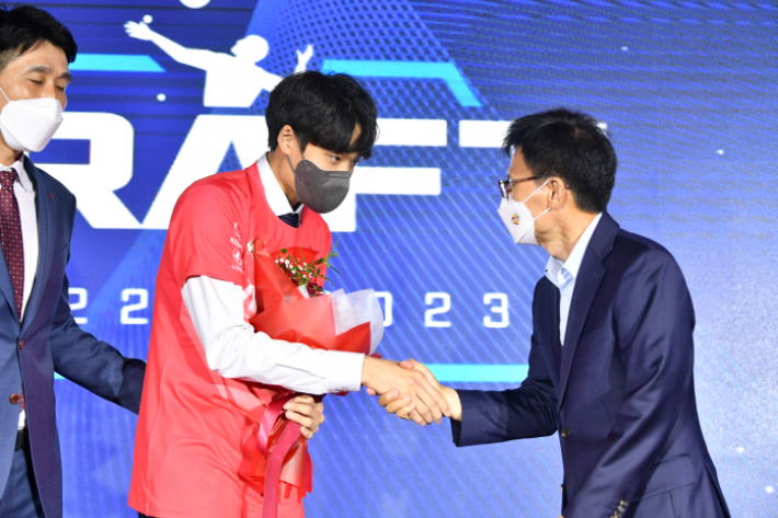 2022-2023시즌 프로배구 남자부 신인 선수 드래프트 전체 1순튀 지명을 받은 인하대 신호진. 한국배구연맹
