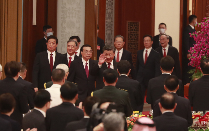 지난달 30일 오후 중국 베이징 인민대회당에서 열린 국경절 리셉션에서 시진핑 중국 국가 주석이 입장하고 있다. 연합뉴스