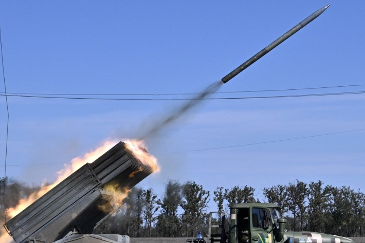 지난 3일(현지시간) 우크라이나 남부 모처에서 우크라이나군이 러시아군을 향해 BM-21 그라드 다연장 로켓포를 발사하고 있다. 연합뉴스