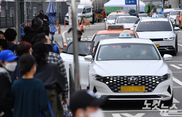 서울 법인택시 기사 65% "월급제 반대"…택시회사·기사 모두 불만