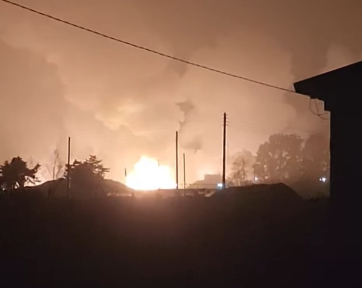 지난 4일 밤 11시 30분쯤부터 강릉지역 맘카페와 페이스북 등 각종 SNS에는 공군 18전투비행단 인근에서 폭발과 함께 화염이 치솟았다는 사진과 영상이 빠르게 확산됐다. 온라인 커뮤니티 캡처