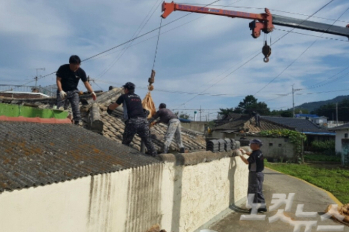 2016년 지진 발생 당시 지붕이 무너진 집을 인부들이 수리하고 있다.