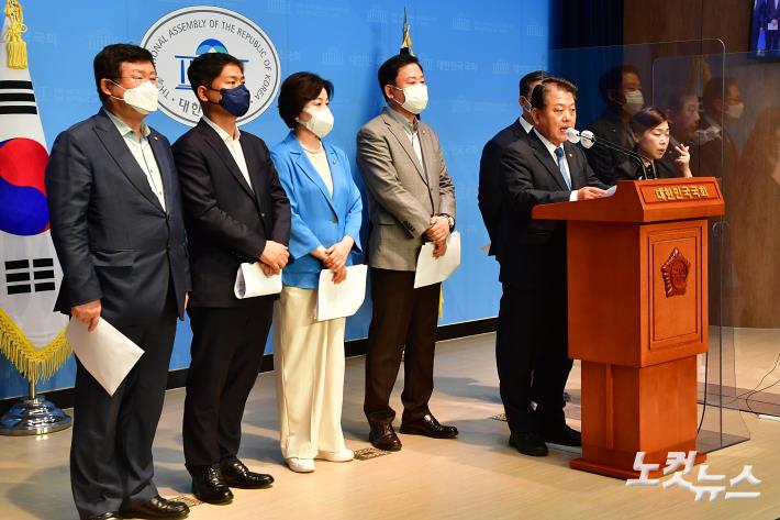 민주당, 서해 공무원 사건 관련 논평 및 문 전 대통령 서면 조사 규탄 기자회견