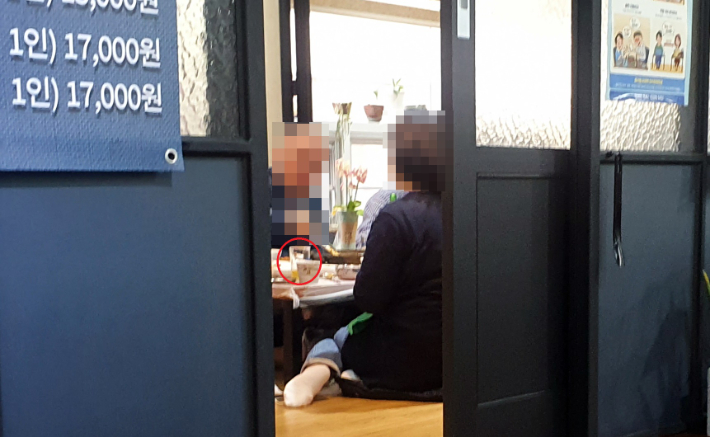 5일 정오쯤 전주지방법원 소속 공무원 20여 명이 법원 인근 식당에 모여 점심을 먹었다. 이들은 근무 시간임에도 불구하고 술을 마셨다. 송승민 기자