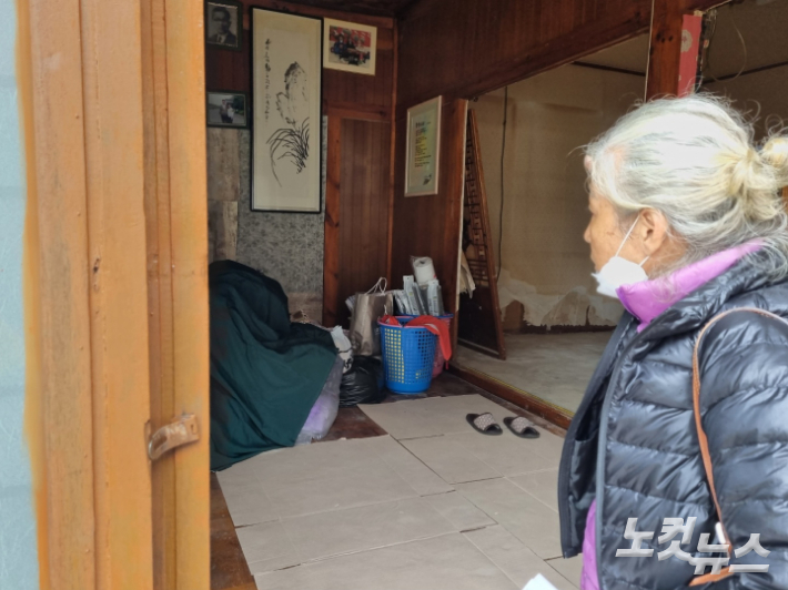 힌남노 피해를 입은 집을 보고 있는 이정순씨. 김대기 기자