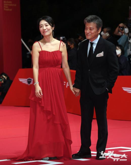 미소짓는 권해효-조윤희 부부