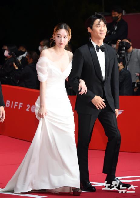 진선규-전종서, 블랙앤화이트