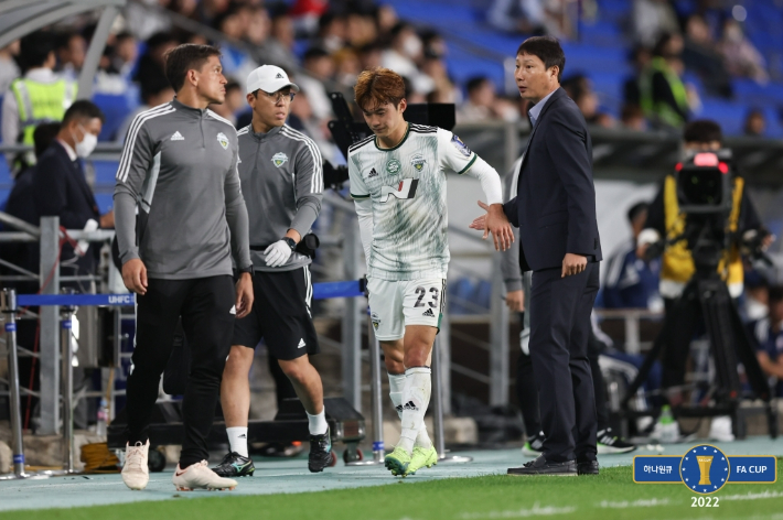 울산 현대와 경기에서 부상을 당한 김진수. 대한축구협회