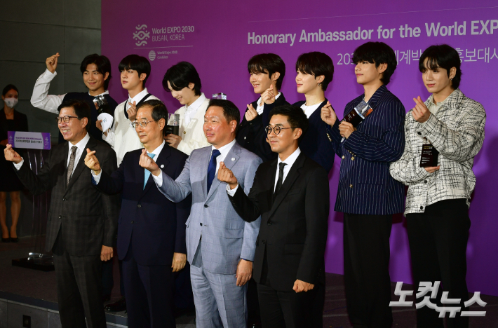 부산시는 6일 오전 서울시청 영상회의실에서 서울시와 '2030부산세계박람회 유치지원 협력을 위한 업무협약(MOU)'을 체결했다. '2030부산세계박람회' 홍보대사로 위촉된 BTS(방탄소년단). 왼쪽 두번째부터 박형준 부산시장, 한덕수, 최태원 부산세계박람회 유치위 공동위원장. 박종민 기자