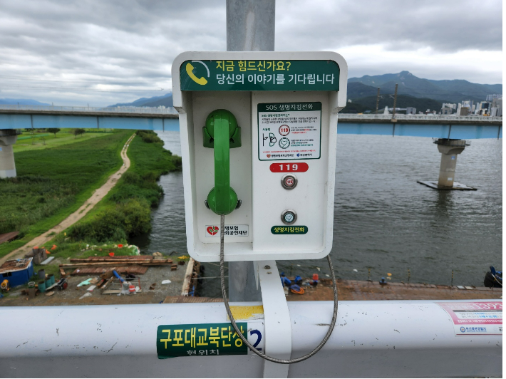부산 북구 구포대교에서 투신 사고가 잇따르면서 자살 방지 스티커와 생명의 전화 등을 설치했지만 난관 높이 상향과 CCTV 추가 설치 등은 여전히 실행되지 않고 있다. 정혜린 기자