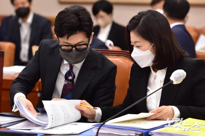 한동훈 법무부 장관이 6일 서울 여의도 국회에서 열린 법제사법위원회의 법무부·대한법률구조공단·한국법무보호복지공단 등에 대한 국정감사에서 이노골 법무부 차관과 자료를 보며 대화를 하고 있다.