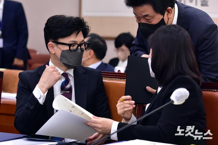 한동훈 법무부 장관이 6일 서울 여의도 국회에서 열린 법제사법위원회의 법무부·대한법률구조공단·한국법무보호복지공단 등에 대한 국정감사에서 이노골 법무부 차관 등 관계자와 대화를 하고 있다.