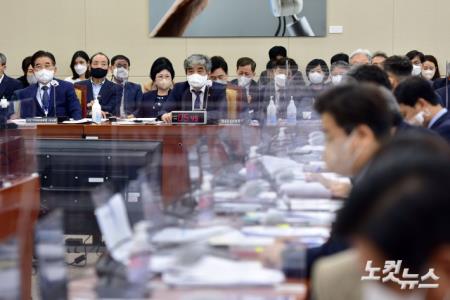 한상혁 방송통신위원장이 6일 서울 여의도 국회에서 열린 과학기술정보방통신위원회의 방송통신위원회·방송통신심의위원회 등에 대한 국정감사에서 의원 질의를 받고 있다.