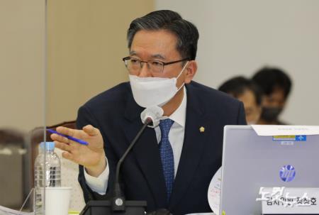 질의하는 정성호 의원