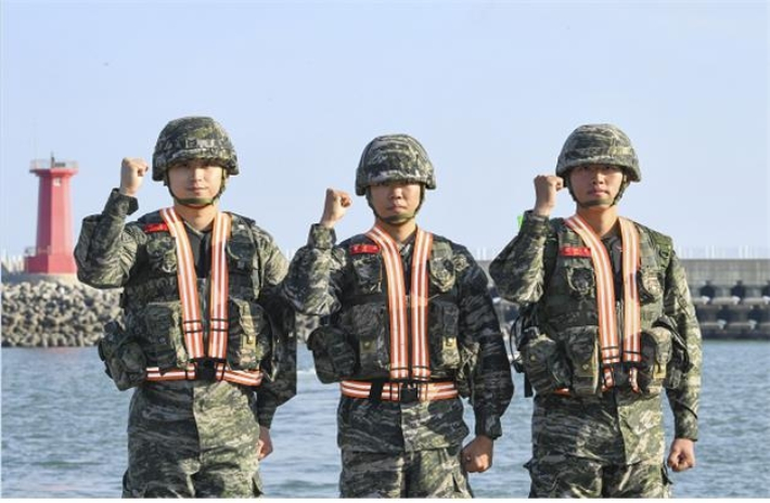 점검 도중 "살려달라" 외침…바다 빠진 트럭에 구조 나선 해병대원들