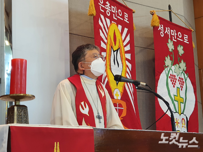 기독교한국루터회 김은섭 총회장이 총회 대의원들에게 인사를 하고 있다. 