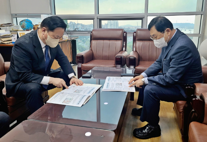 주낙영 경주시장이 국회 국토교통위·예결특위 김두관 의원을 만나 주요 현안 사업을 설명하고 있다. 경주시 제공