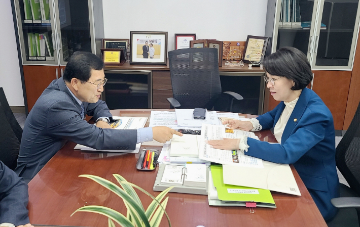 주낙영 시장이 국회 산업통상위·예결특위 이인선 의원을 만나 주요 현안 사업을 설명하고 있다. 경주시 제공