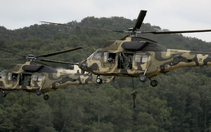 2020년 국군의 날 기념행사 당시 수리온 헬기에서 병력들이 패스트로프로 하강하고 있다. 국방부 제공