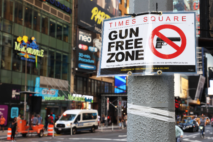 뉴욕 타임스스퀘어에 부착된 총기휴대 금지 표시. 연합뉴스