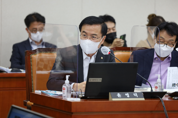 윤영덕 국회의원 국정감사 모습. 윤 의원실 제공