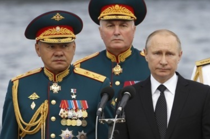 러시아 내부에서 전쟁에서 패배할 경우 국방부 장관이 스스로 목숨을 끊어야 한다는 강도 높은 비판이 나왔다. 세르게이 쇼이구 국방부 장관(왼쪽)은 블라디미르 푸틴(오른쪽) 러시아 대통령의 최측근이다. 연합뉴스