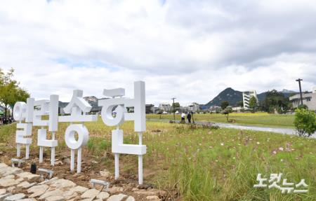 경복궁 옆 높은 담장 