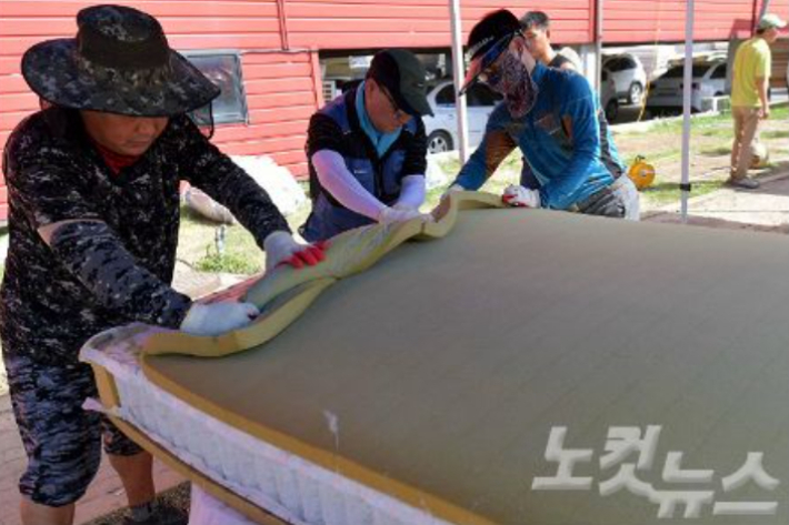 충남 천안시 대진침대 본사에서 작업자들이 보관 중이던 라돈 침대를 해체하는 모습.