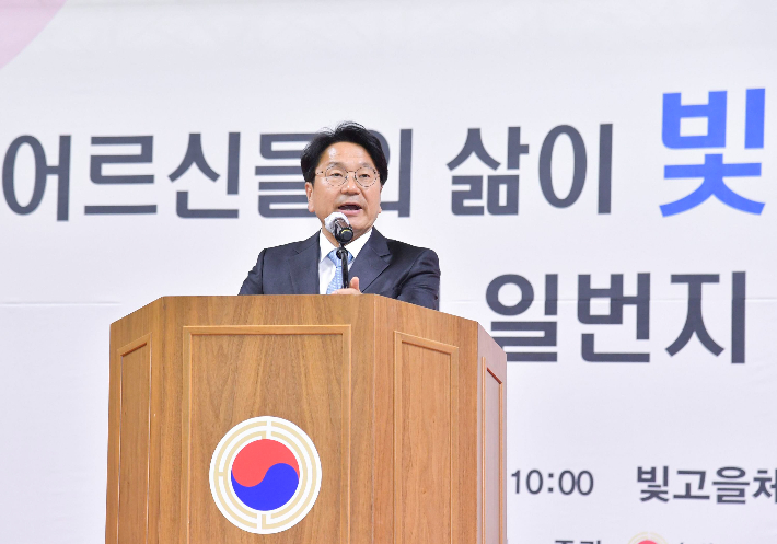 강기정 광주광역시장이 7일 오전 서구 빛고을체육관에서 열린 '제26회 노인의 날 기념식'에 참석해 기념사를 하고 있다. 광주광역시 제공