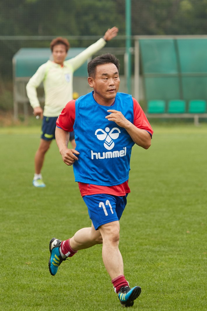 지난 2017년 8월 용인시축구협회 임원 단합대회에서 뛰고 있는 윤 의장의 모습. 용인특례시의회 제공